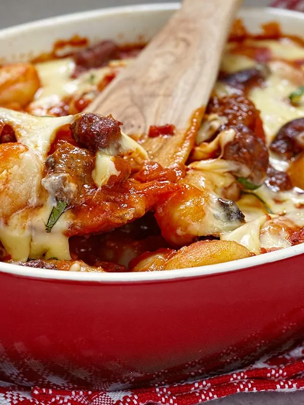 Gnocchi al forno con sugo alla boscaiola, porcini e salsiccia. Senza glutine.